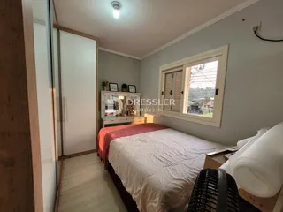 Quarto com cama e janela em um imóvel no Brasil.