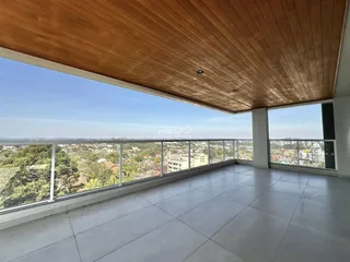 Vista panorâmica de uma varanda com vista para a paisagem urbana de Lajeado.