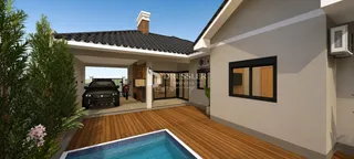 Vista externa de uma casa com deck de madeira e piscina em Lajeado.