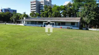 Fachada de uma casa com grande gramado verde.