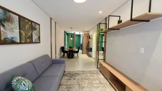 Foto de uma sala de estar com sofá cinza e obra de arte na parede.