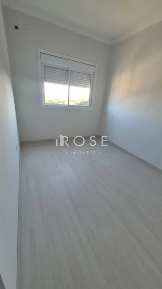 Vista interna de um ambiente com piso de madeira clara.