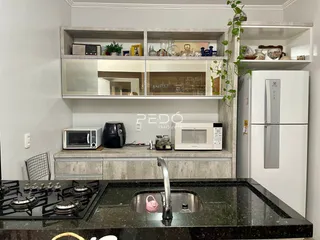 Foto da cozinha com armários e eletrodomésticos em Lajeado.