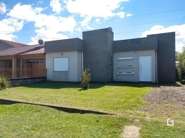 Fachada de uma casa em Lajeado, Brasil, com jardim gramado na frente.