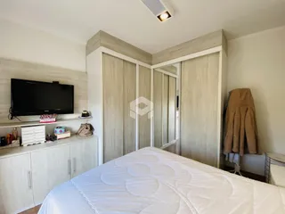 Quarto com cama e armários em um apartamento.
