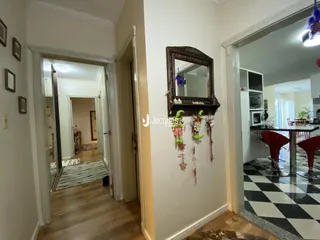 Hall de entrada com porta e espelho em um imóvel no Brasil.