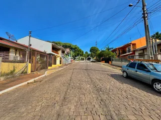 Vista da rua em Lajeado, Brasil, mostrando fachadas de residências.