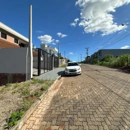 Vista externa de uma rua pavimentada em Lajeado, Brasil.