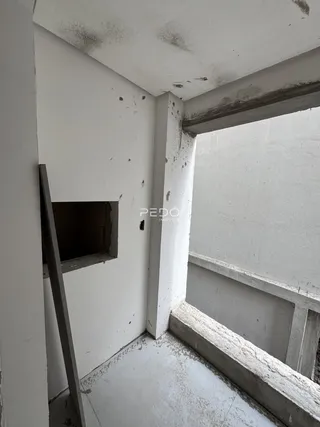 Detalhe da estrutura de uma parede e viga em uma propriedade.