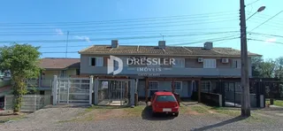 Fachada de uma residência em Lajeado, Brasil, com portão e cerca.
