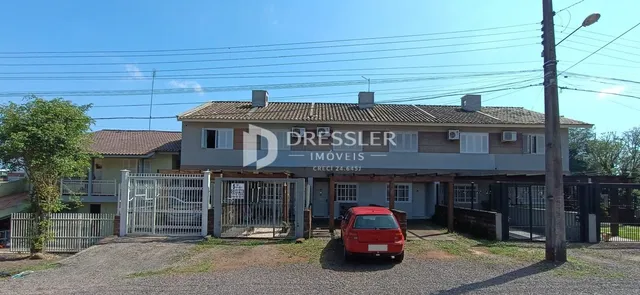 Fachada de uma residência em Lajeado, Brasil, com portão e cerca.