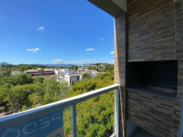 Vista panorâmica da paisagem verde a partir de uma varanda.