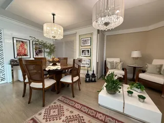 Foto de uma sala de jantar com mesa de madeira e decoração em Lajeado, Brasil.