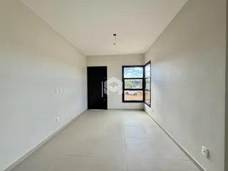 Hall de entrada com piso de cerâmica e janela.