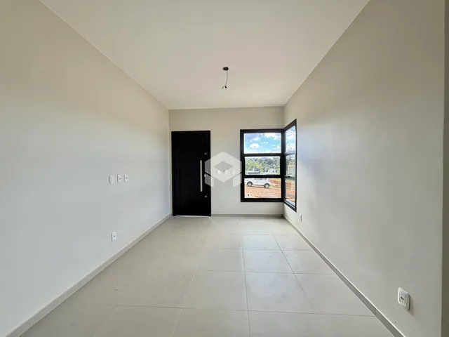 Hall de entrada com piso de cerâmica e janela.