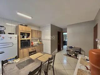 Foto de uma cozinha e sala de jantar em um imóvel no Brasil.