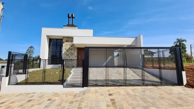 Fachada de uma casa moderna com muro de metal em Lajeado, Brasil.