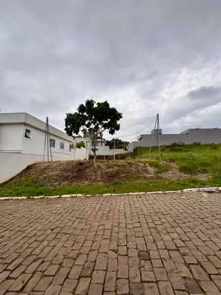Foto da fachada de uma residência em Lajeado, Brasil, com área gramada em primeiro plano.