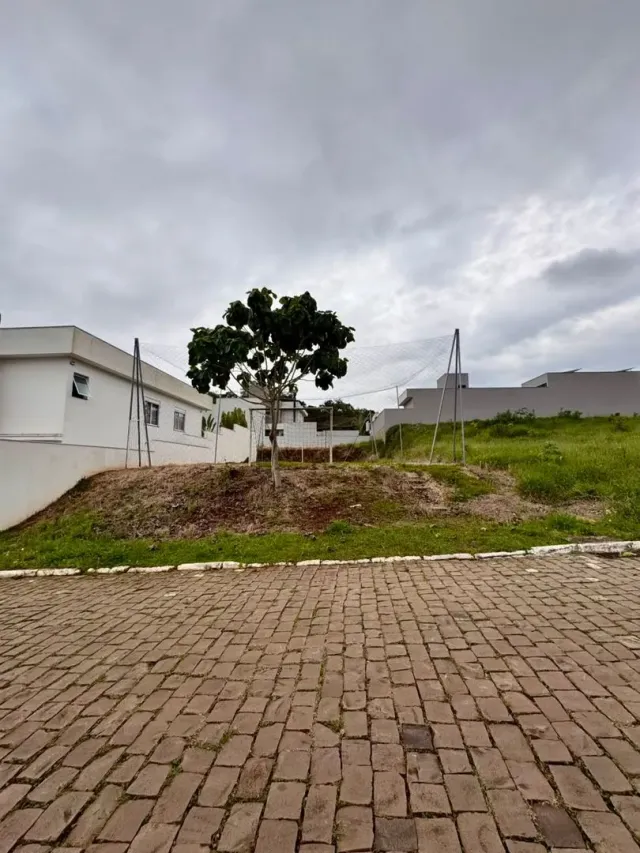 Foto da fachada de uma residência em Lajeado, Brasil, com área gramada em primeiro plano.