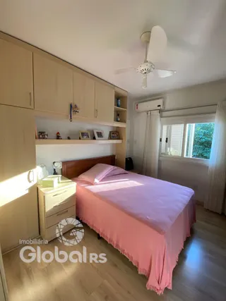 Quarto com cama e armário de madeira em um imóvel no Brasil.