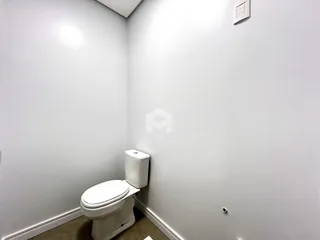Foto de um ambiente interno com um vaso sanitário.