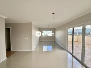 Sala ampla com piso claro e portas de vidro que dão acesso à área externa.