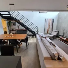 Foto de um interior mostrando uma escadaria e um espaço comum.