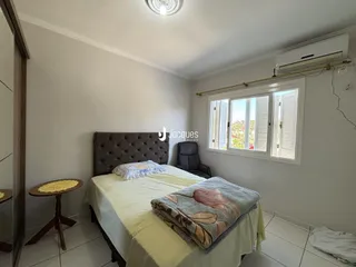 Foto de um quarto com cama e janela em um imóvel.