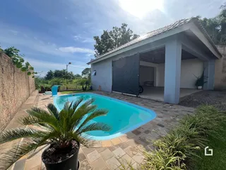 Foto da área externa com piscina e jardim em Lajeado.