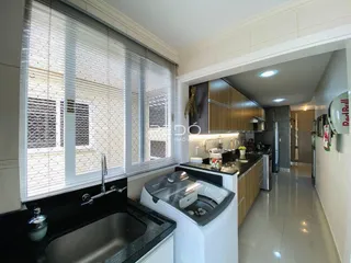 Vista da cozinha com janela grande em imóvel em Lajeado, Brasil.