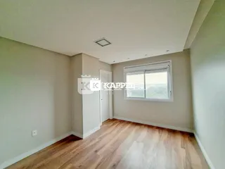 Ambiente interno com piso de madeira e janela em um imóvel.