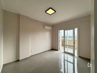 Foto de um ambiente interno com piso de cerâmica e portas de vidro.