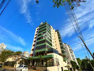 Fachada de um prédio residencial em Lajeado, Brasil, sob um céu azul.