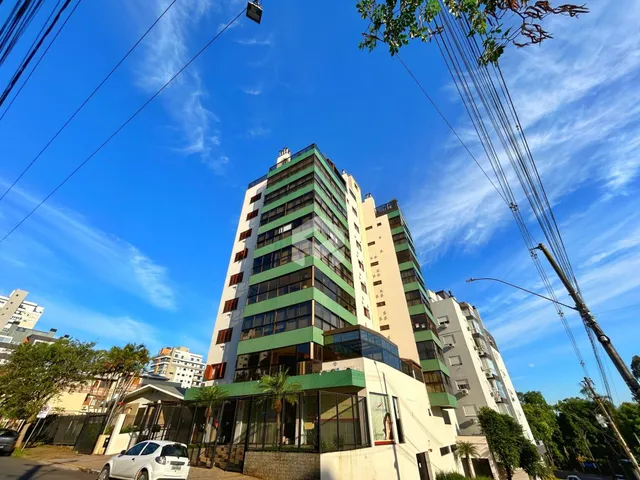 Fachada de um prédio residencial em Lajeado, Brasil, sob um céu azul.
