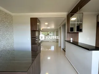 Hall de entrada com painéis de madeira e piso claro.