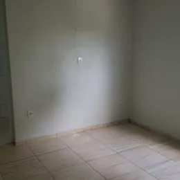 Foto de um interior com piso de cerâmica.