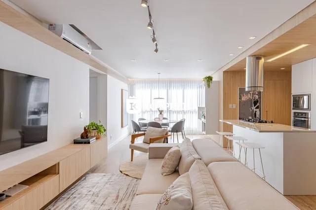 Foto de uma sala de estar moderna com sofá e área de jantar em um apartamento.
