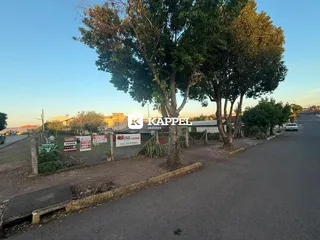 Vista externa de uma rua arborizada em Lajeado, Brasil.