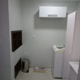 Foto de um corredor interno com armário embutido e um aparelho fixado na parede.