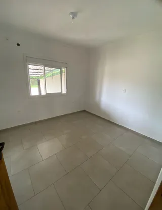Foto de um cômodo interno com piso de cerâmica e uma janela.