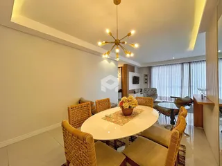 Sala de estar com mesa redonda e decoração moderna em Lajeado.