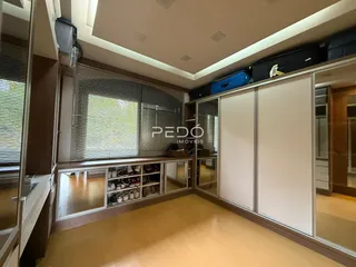 Sala de estar com piso de madeira e portas de vidro.