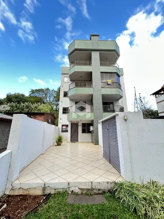 Fachada de um prédio residencial em Lajeado, Brasil, com um pátio frontal.