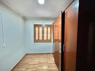 Hall de corredor com piso de madeira e armários embutidos.