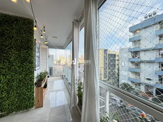 Sala com grande janela e vista para o exterior de um imóvel em Lajeado.