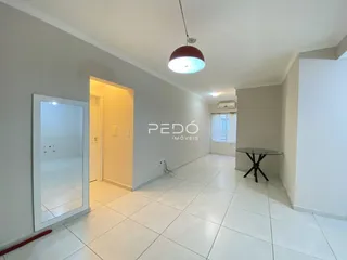 Hall de entrada com piso de cerâmica e paredes brancas.
