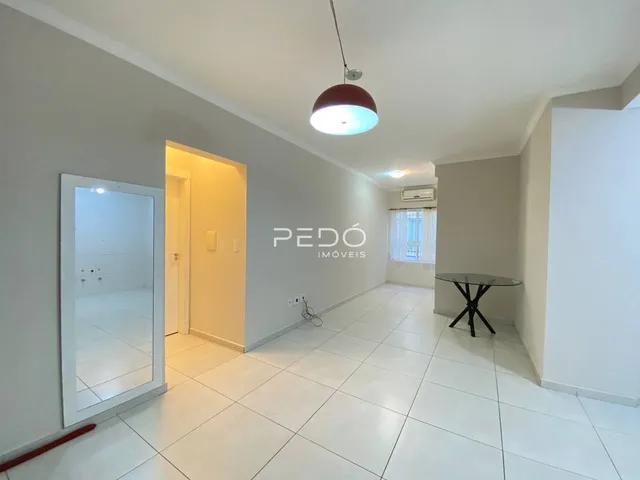 Hall de entrada com piso de cerâmica e paredes brancas.
