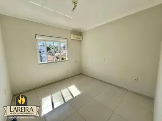 Sala de estar com piso de cerâmica e janela.