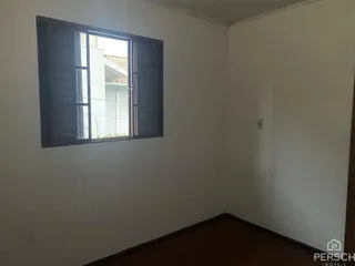 Foto de um cômodo interno mostrando uma janela com vista externa.