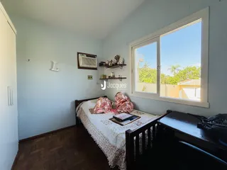 Quarto com cama e janela em um imóvel no Brasil.